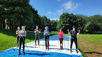 Menschen beim Skifahren im Sommer 