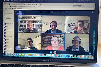 Menschen in einem Online-Meeting