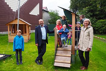 Menschen auf dem Kinderspielplatz