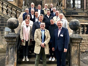 Menschen stehen auf der Treppe