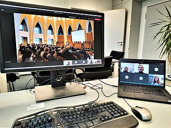 Eine Online-Videokonferenz auf zwei Monitoren