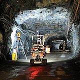 Ein ferngesteuertes Fahrzeug in einem Tunnel