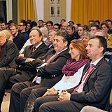 Menschen in einem Saal bei einer Präsentation