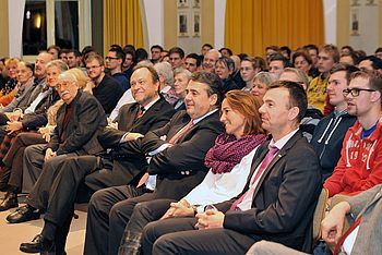 Menschen in einem Saal bei einer Präsentation