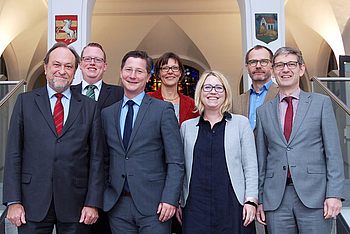 Personen stehen nebeneinander auf der Treppe 