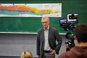 Eine Person in einem Hörsaal wird von der ARD aufgezeichnet