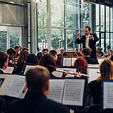 Menschen spielen in einem Orchester