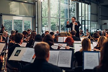 Menschen spielen in einem Orchester