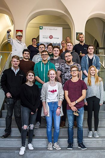 Studierende stehen auf einer Treppe