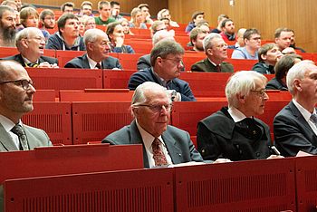 Menschen im Hörsaal 