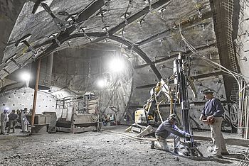 Bauarbeiten in einem Tunnel