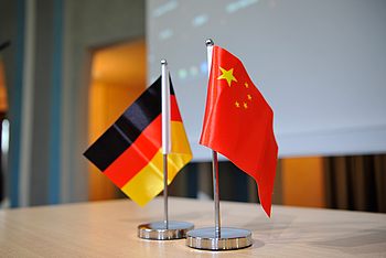 Flagge von Deutschland neben der Flagge von China