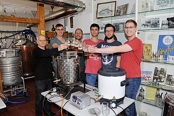 Menschen in einem Raum mit Bier in der Hand