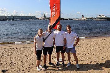 Menschen stehen am Strand