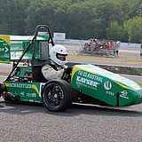 Person beim Fahren des Elektrorennwagens der TU Clausthal