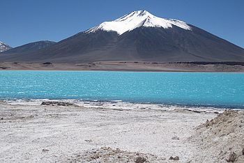 Berg mit einer vereisten Spitze vor einem See