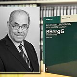 Grünes Buch neben dem Porträt einer Person