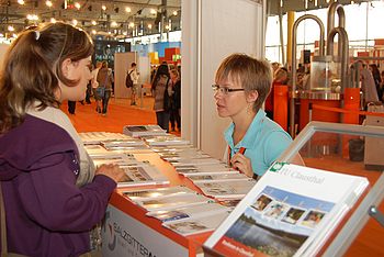 Zwei Personen an einem Stand auf einer Messe